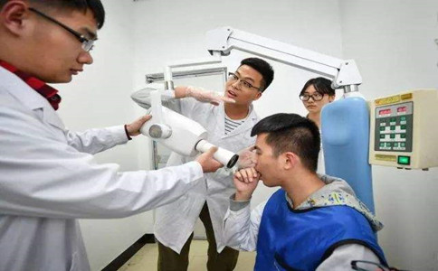 成都卫校口腔专业图