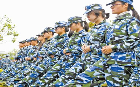 成都卫校军训图