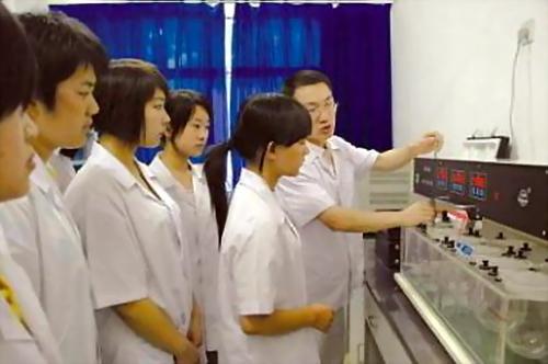 成都希望卫校药剂专业图